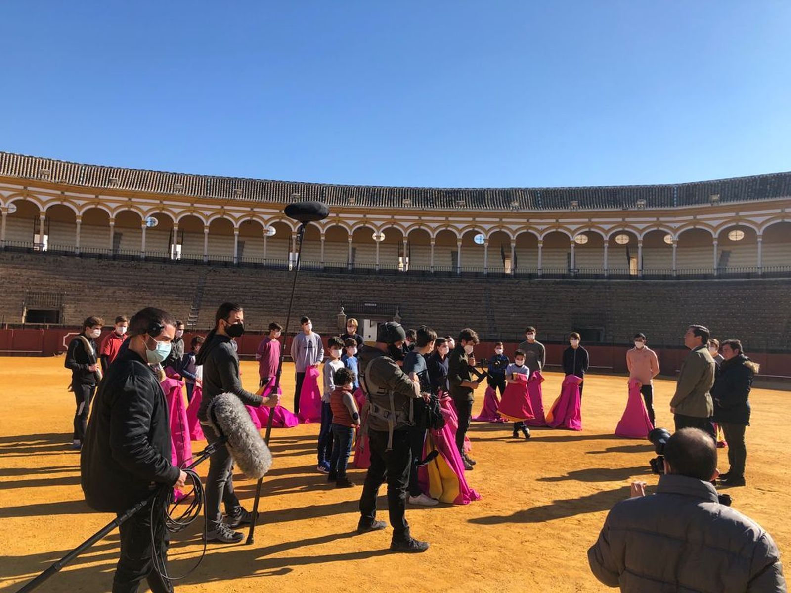 Los alumnos de la Escuela de Tauromaquia de Sevilla en la Maestranza.