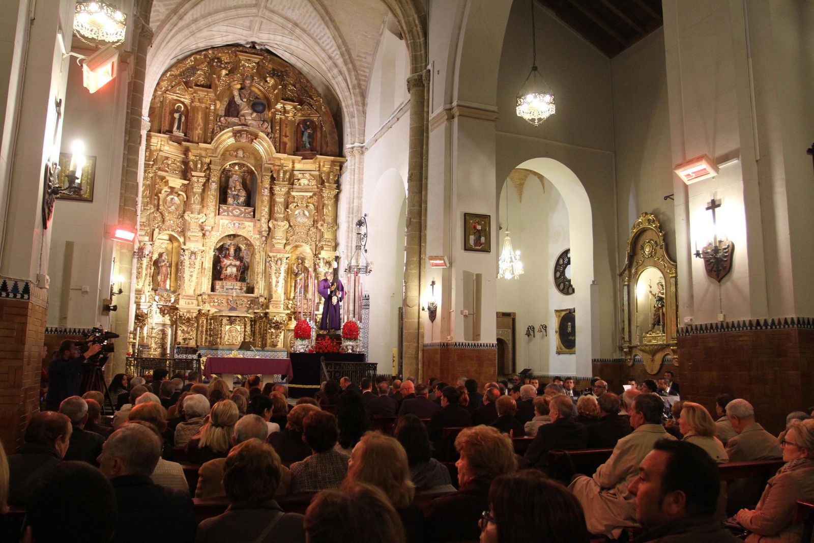 Espléndido aspecto que presentaba anoche San Pedro con la imagen del Señor de Pasión en su altar mayor.
