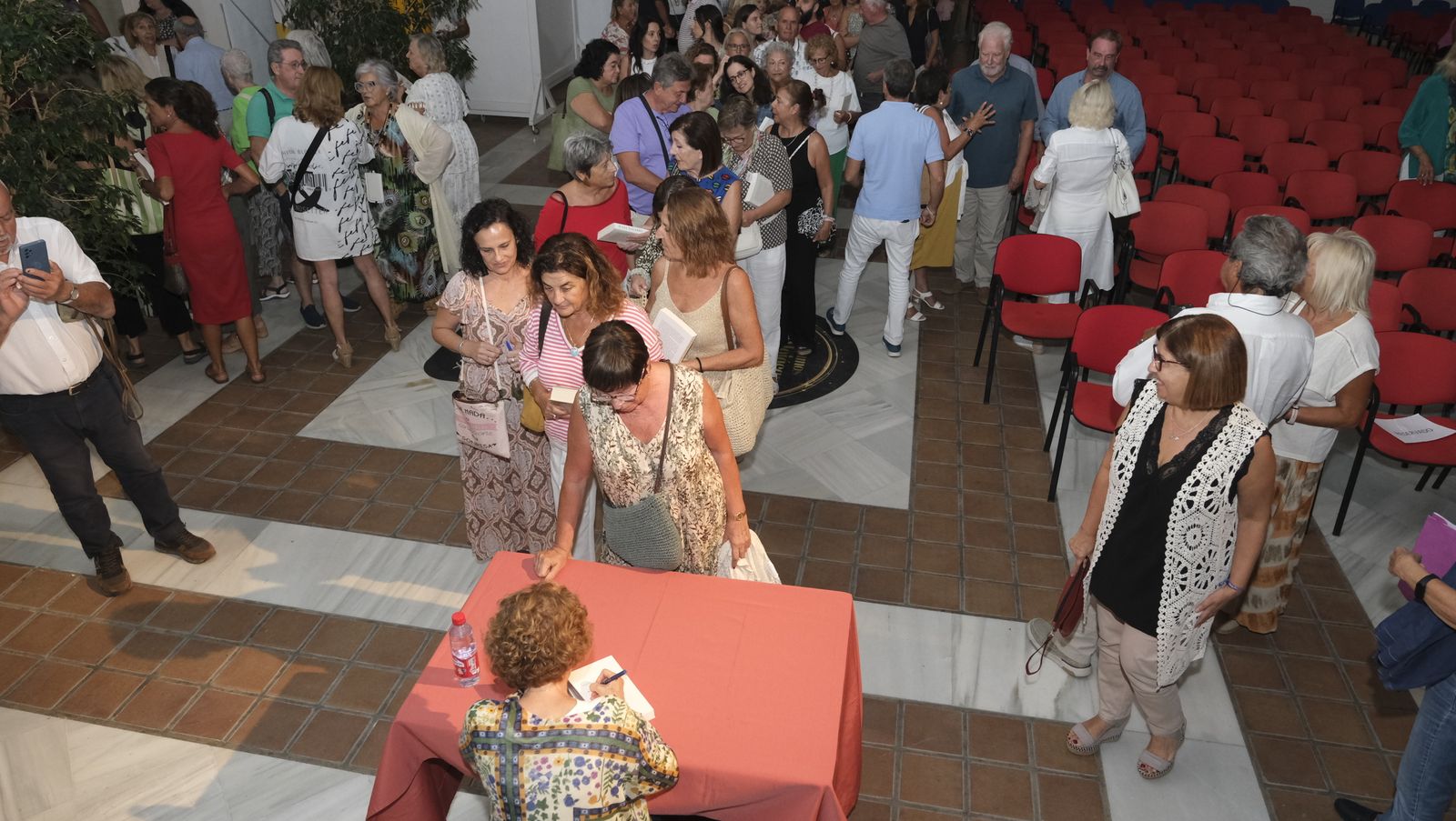 Imágenes de Diario de los Libros en Mojácar, con la escritora Julia Navarro