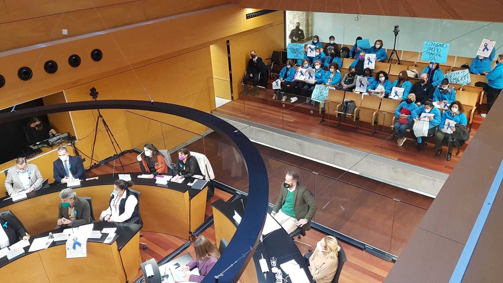 Las trabajadoras del ayuda a domicilio de San Fernando protestan en un pleno.