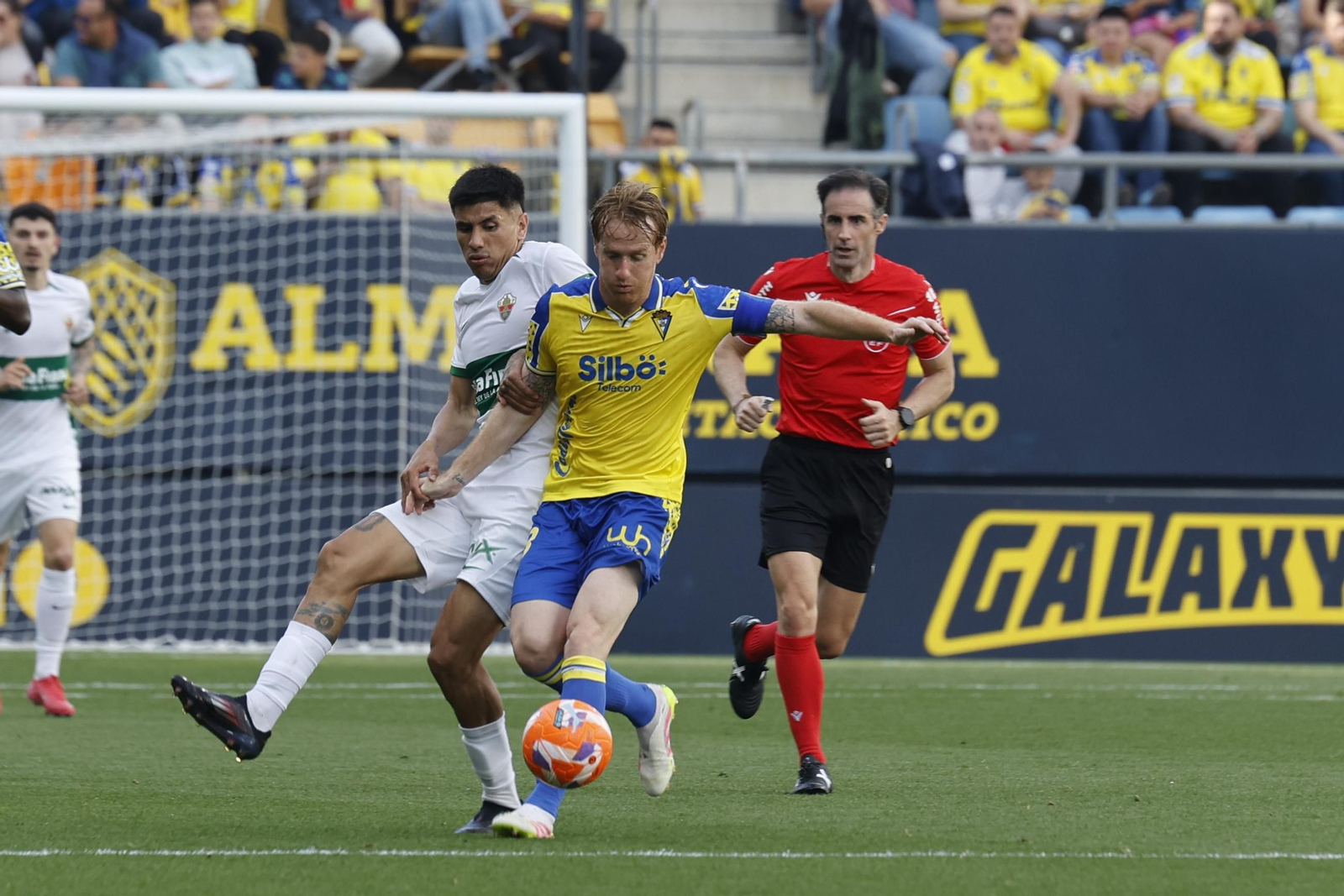 Álex Fernández protege el esférico en el encuentro contra el Elche.