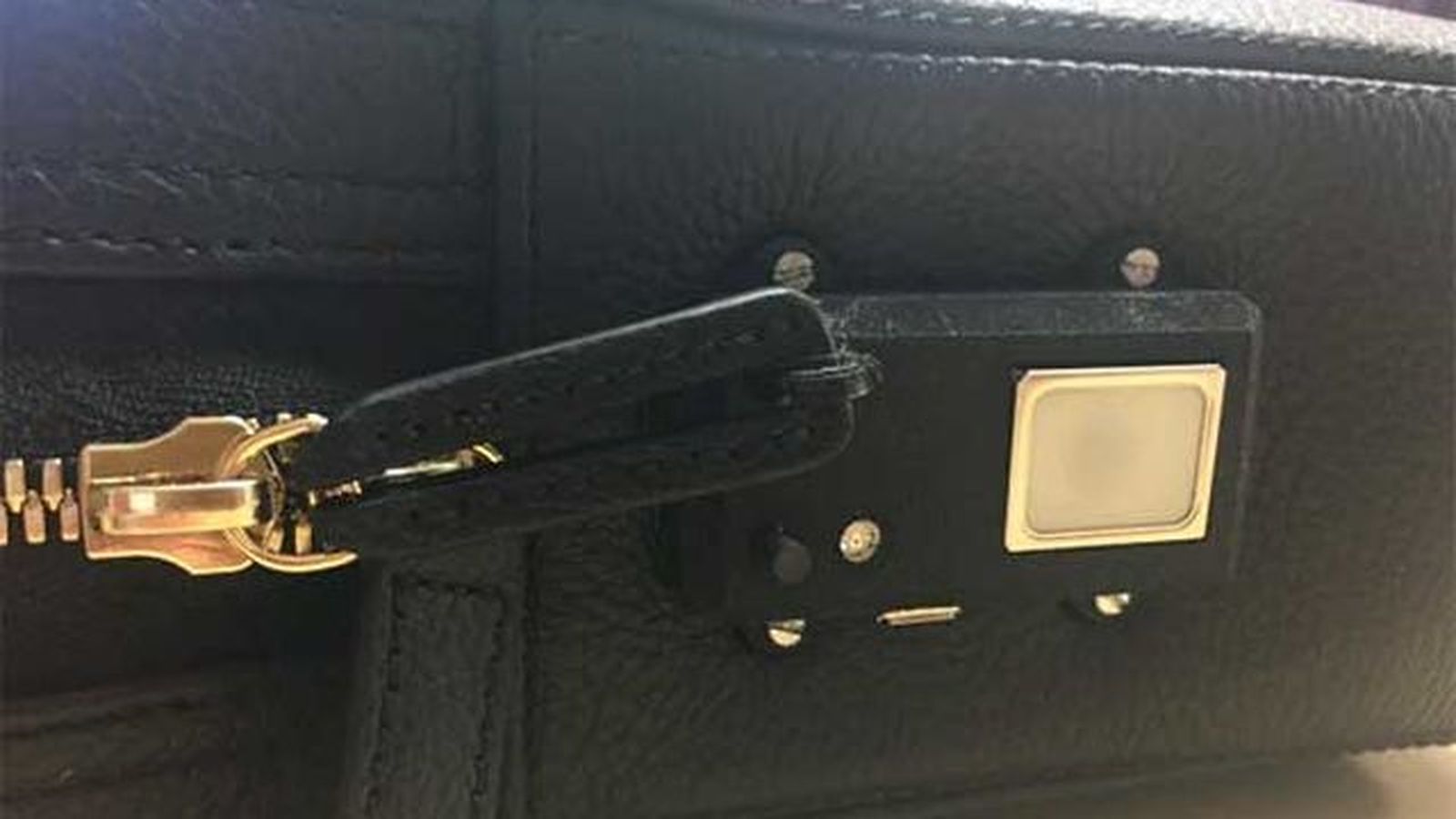 Una maleta con el sistema de bloqueo en la cremallera.