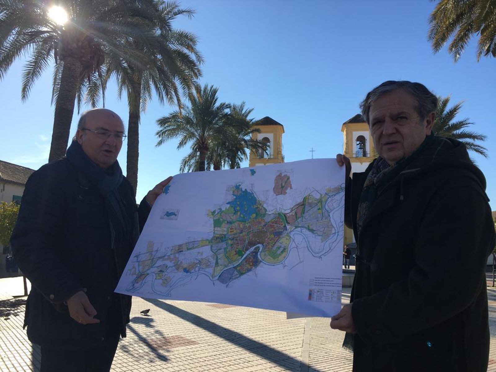 Luis Martín y Salvador Fuentes, en la plaza de Cañero.