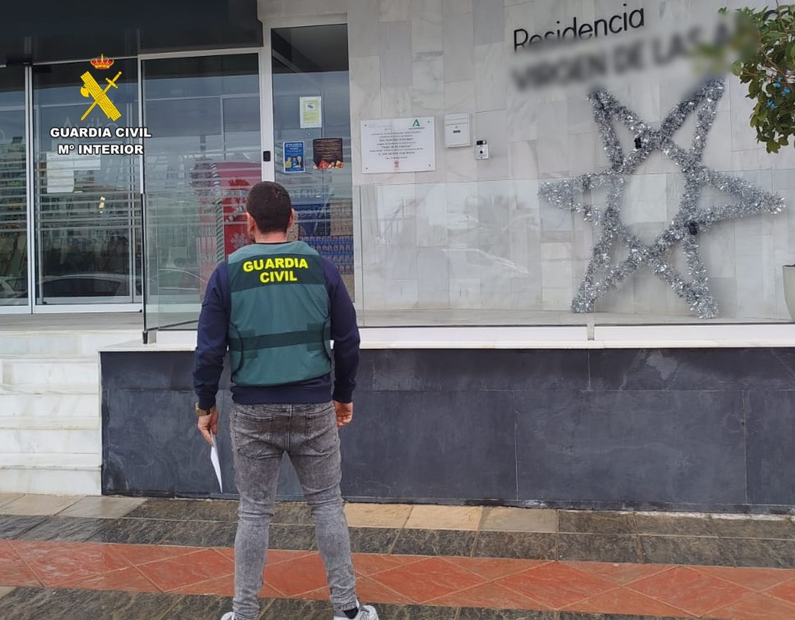 Un agente de la Guardia Civil ante una residencia de ancianos.