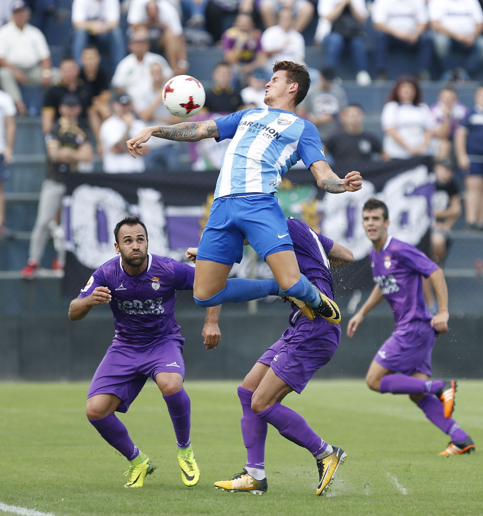 Jaime Moreno salta para controlar un balón contra el Jaén.