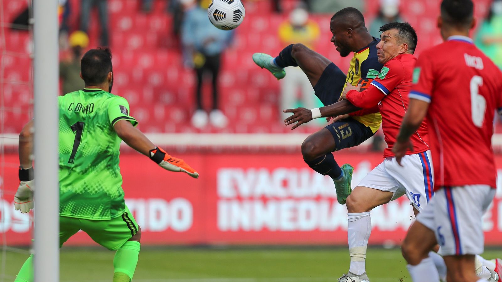 El ecuatoriano Valencia trata de rematar ante Claudio Bravo.