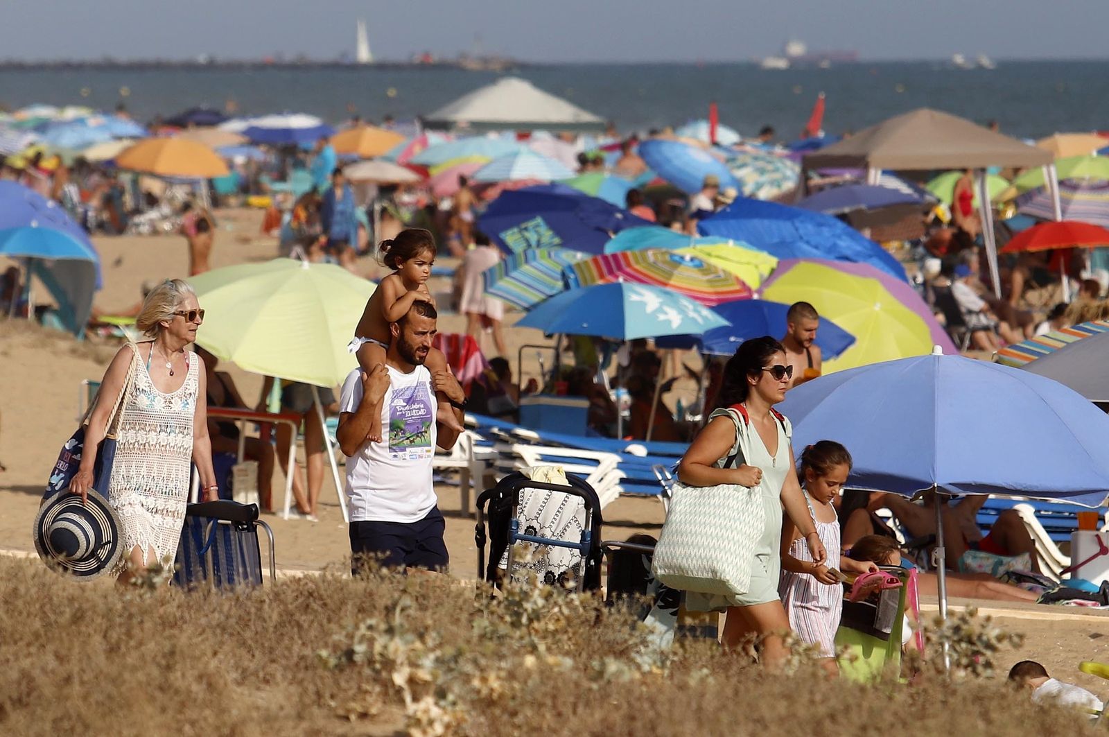 Un día en las playas de Huelva, en imágenes