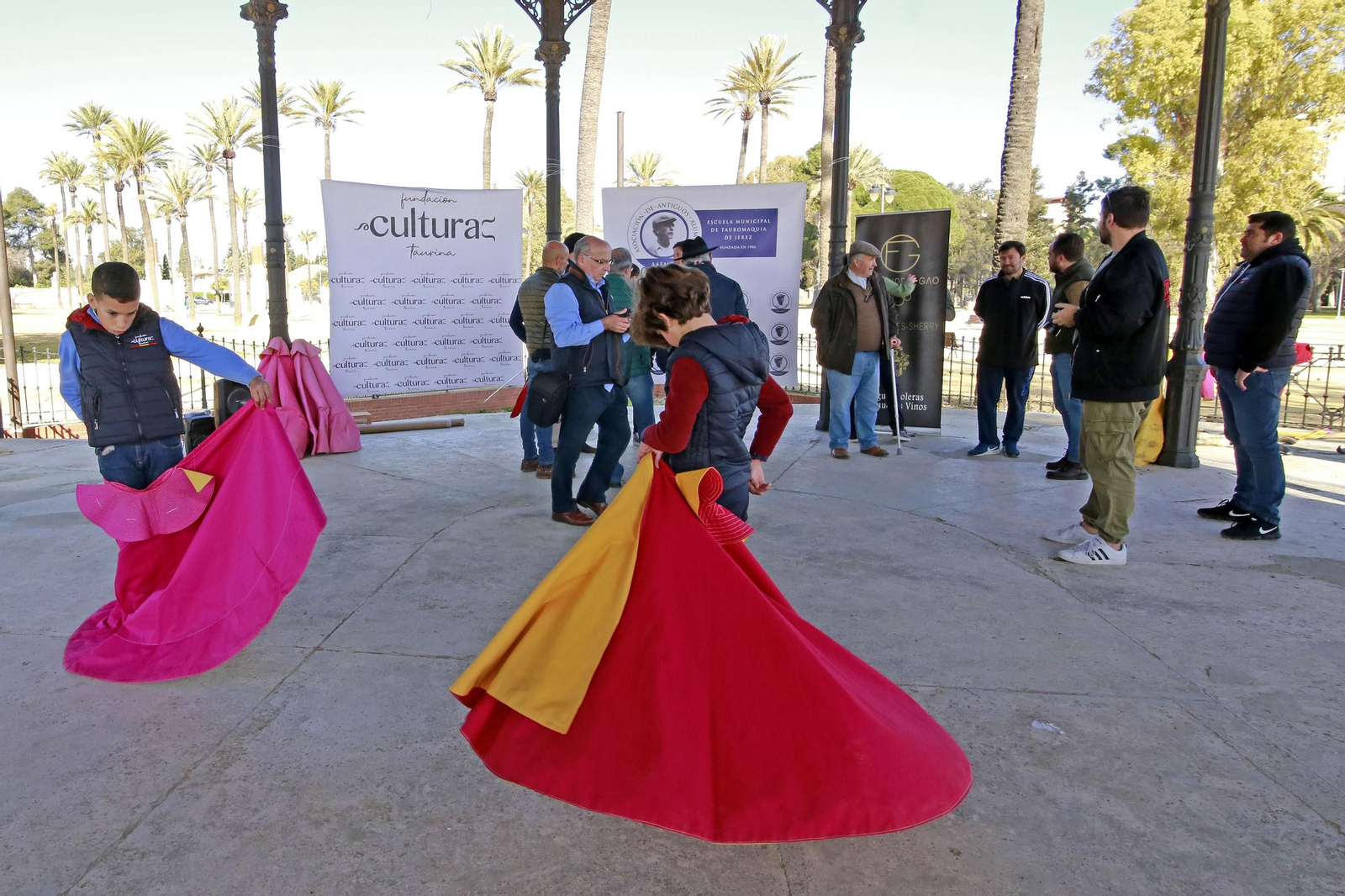 Canales Rivera con los jerezanos de la Asoc. de Antiguos Alumnos de la Escuela Municipal de Tauromaquia de Jerez