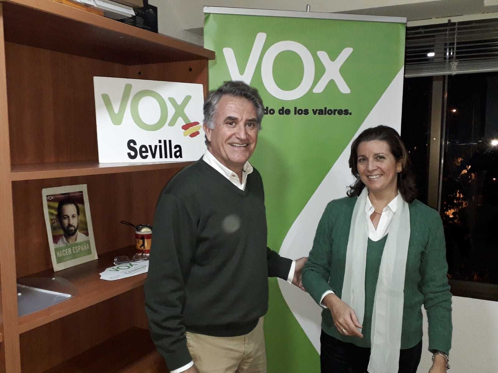 Javier Jiménez y María José Piñero, en la sede de Vox en Sevilla