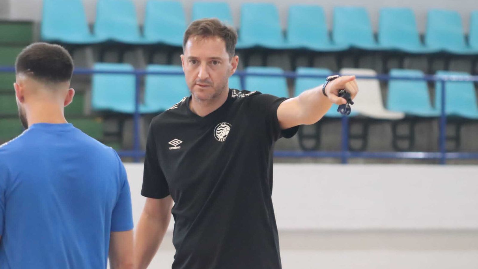 Isco Torres, dando instrucciones durante un entrenamiento.