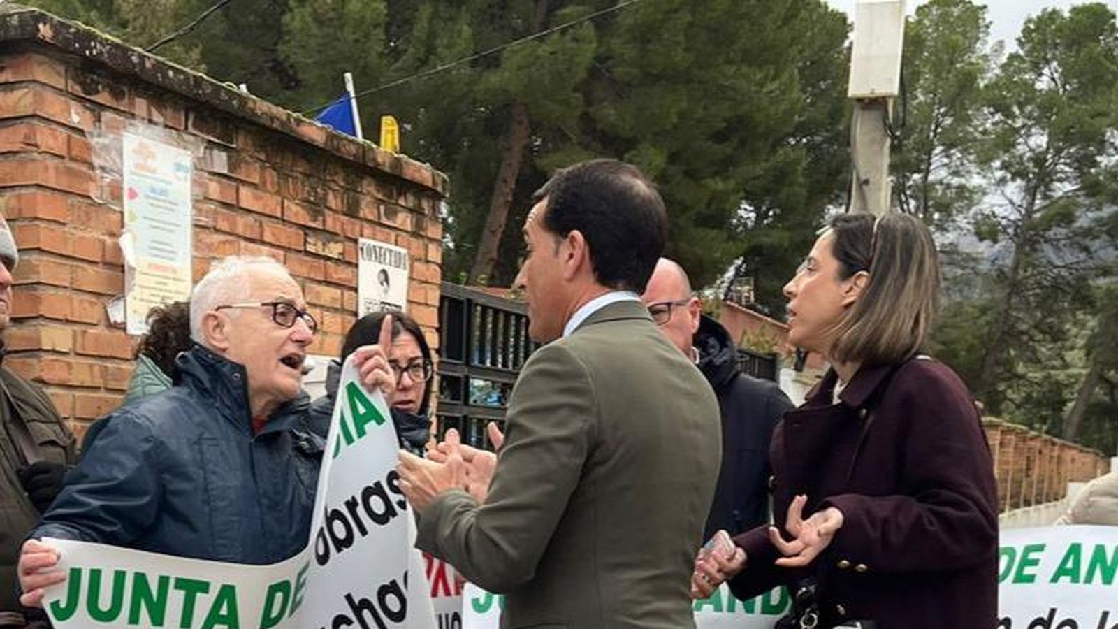 Vecino de Peal de Becerro conversa con el delegado de Educación de la Junta en Jaén, Francisco José Solano.