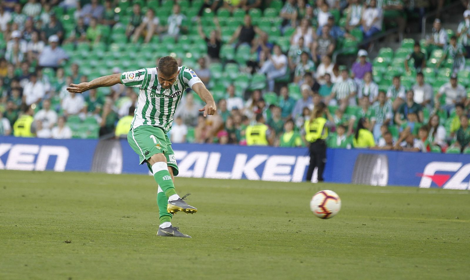 Joaquín, tras disparar con fuerza en la acción que supuso el 2-1.