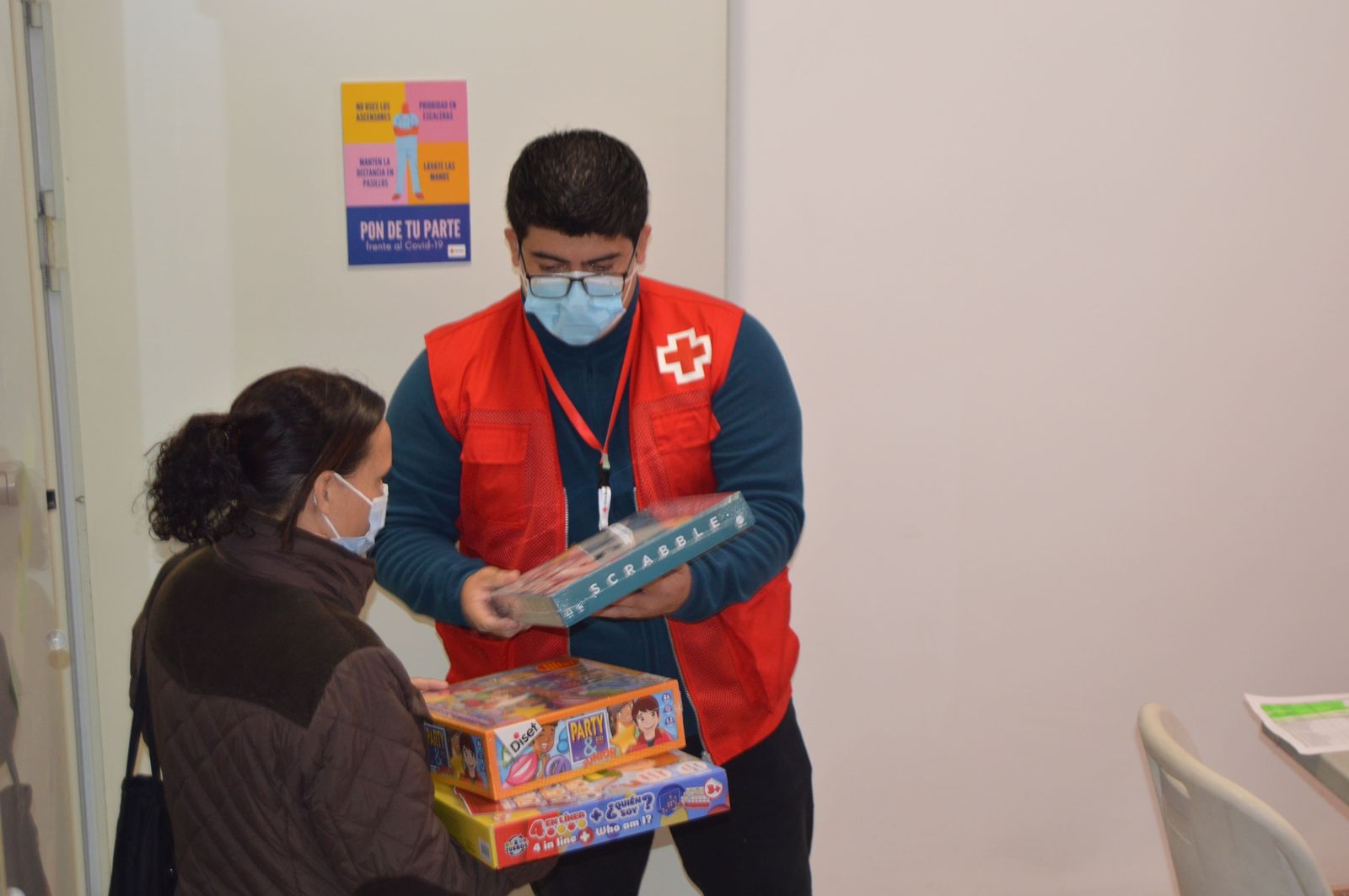 Entrega de juguetes en Cruz Roja.