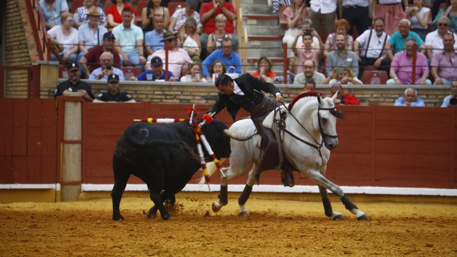 Diego Ventura coloca las banderillas cortas al primero de la tarde.