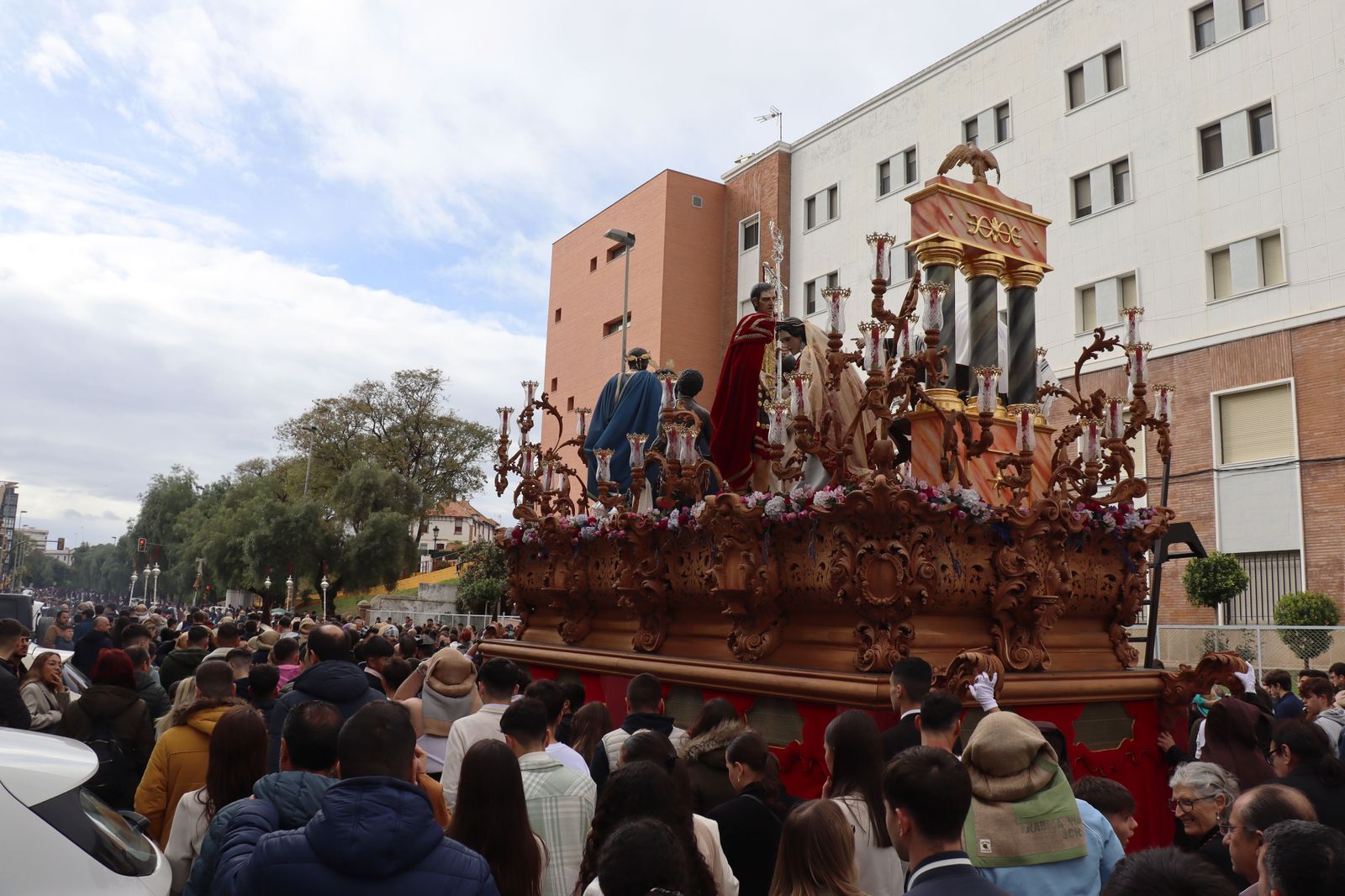 Las mejores imágenes del Martes Santo en Huelva: La Hermandad de La Sentencia