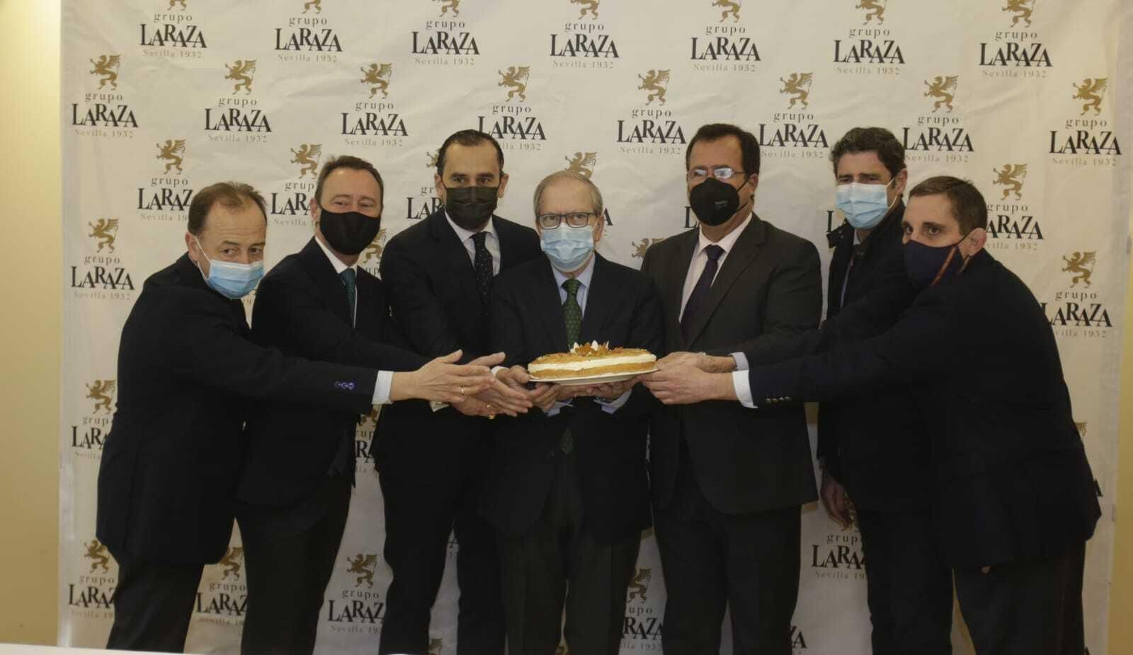 Los Reyes Magos junto a representantes del Ateneo, La Raza y el Ayuntamiento sostienen el tradicional roscón.