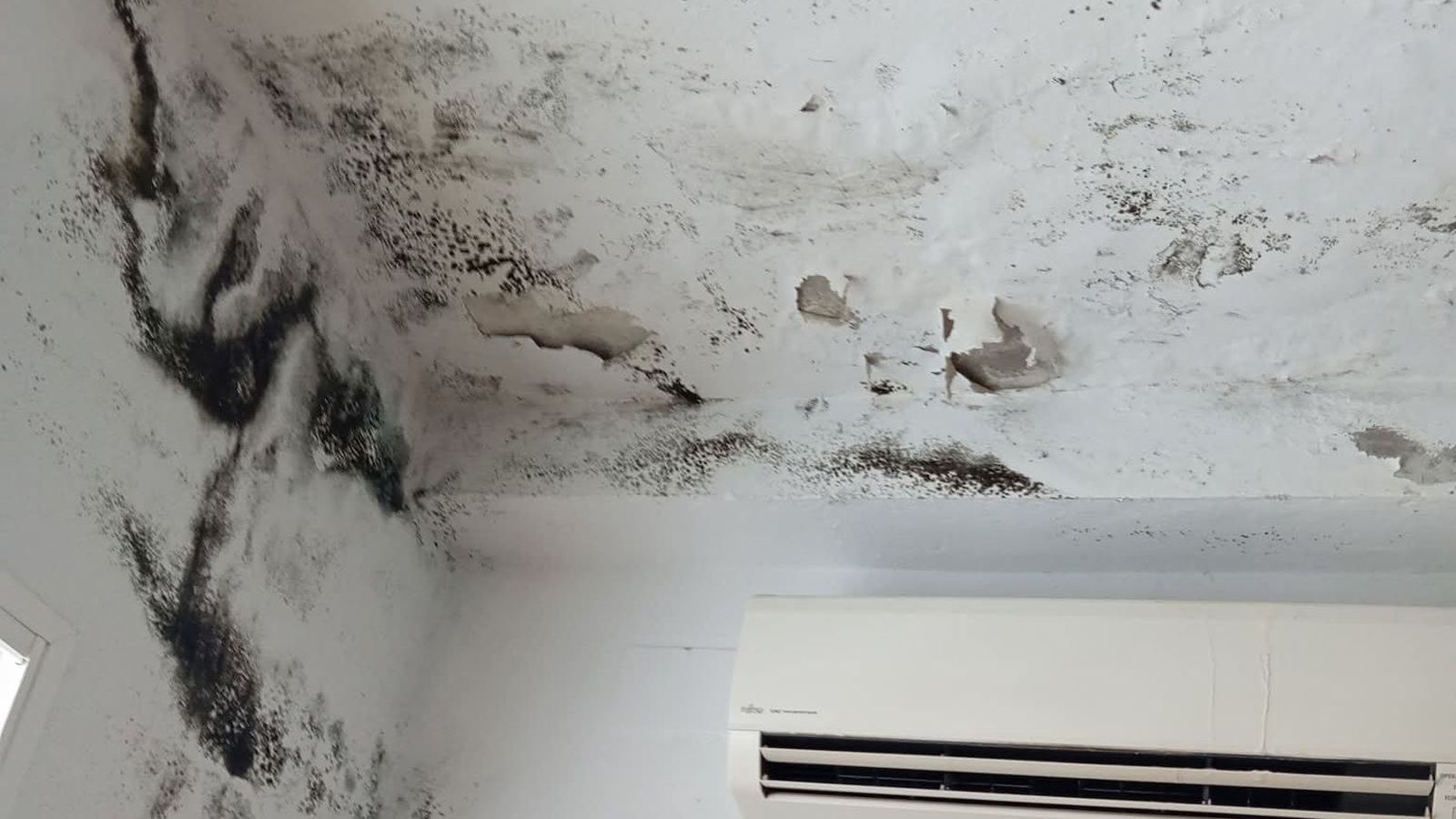 Las humedades de una de las aulas del centro de adultos.