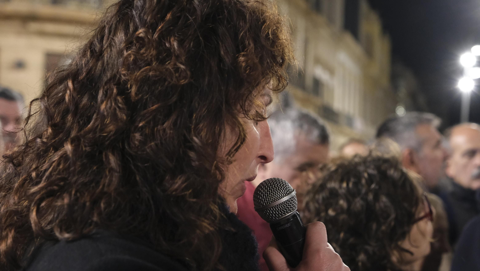 Procesión del Vía Crucis-Cristo de la Escucha en Almería, en imágenes