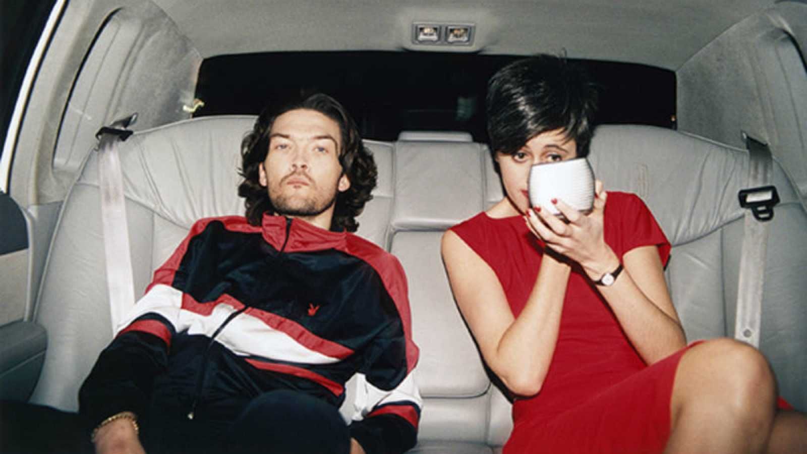 Junto a Ben Watt, su pareja sentimental y artística, en una imagen promocional del disco 'Walking Wounded' (1996).