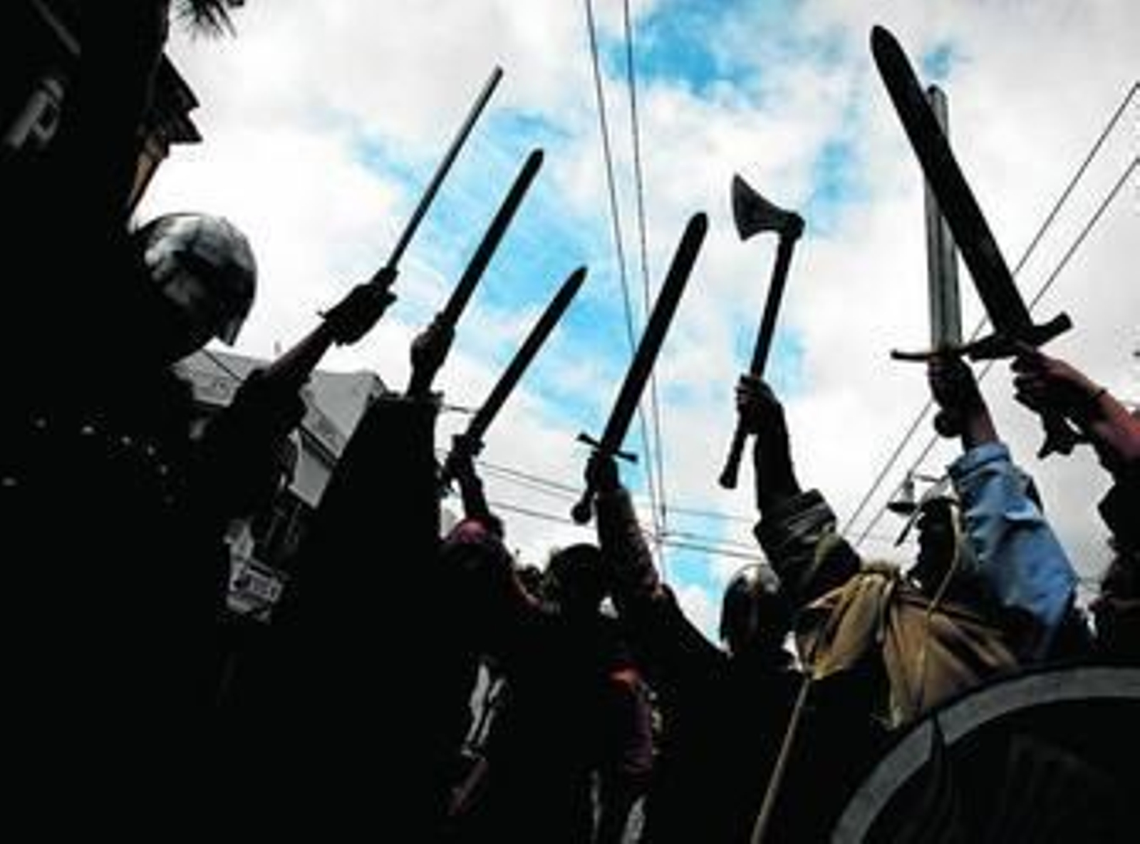 Los vikingos de 'La Guardia del Cuervo' alzan sus armas en plena calle Real.