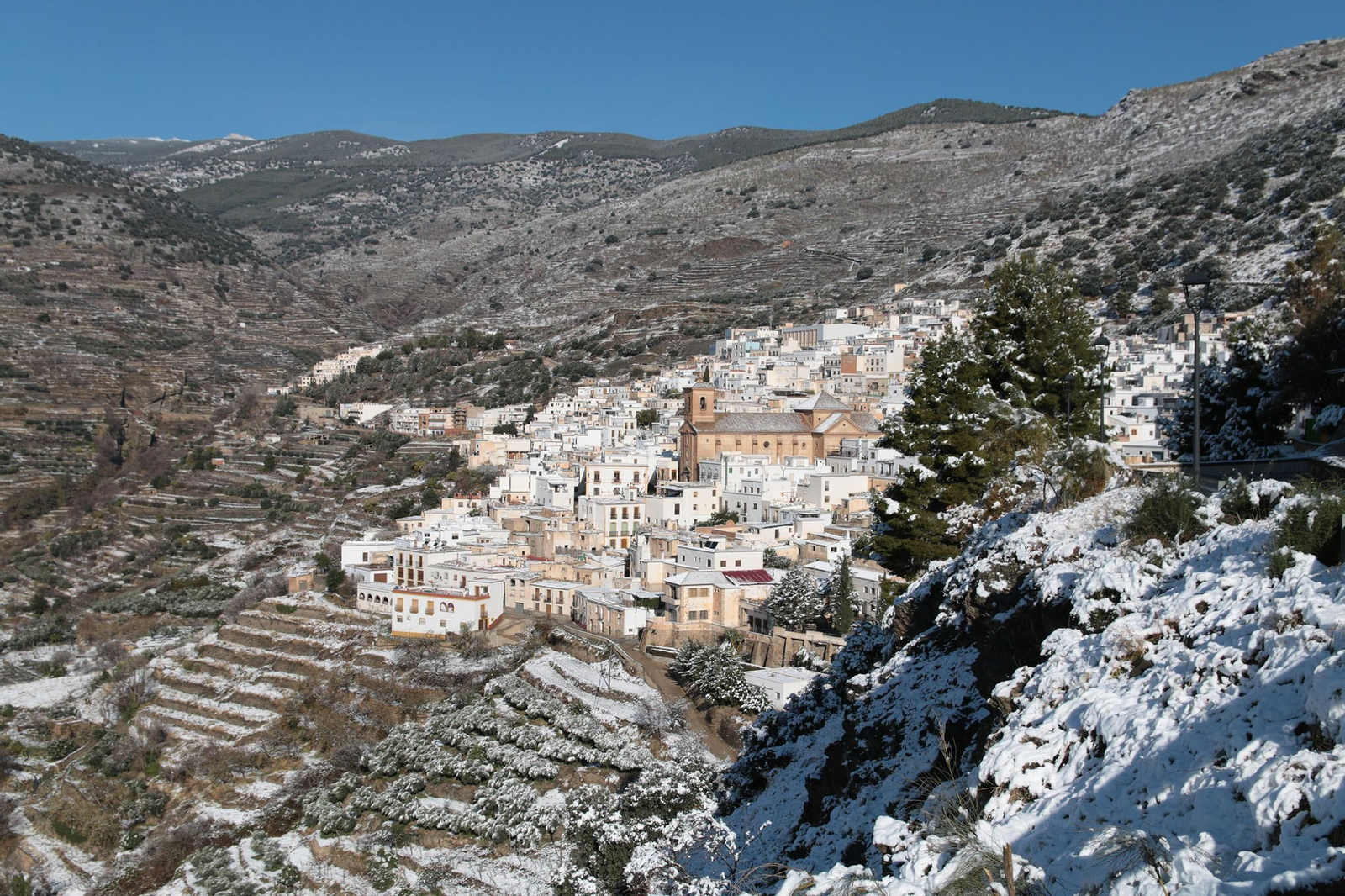 La nieve cubre de blanco la Alpujarra Almeriense