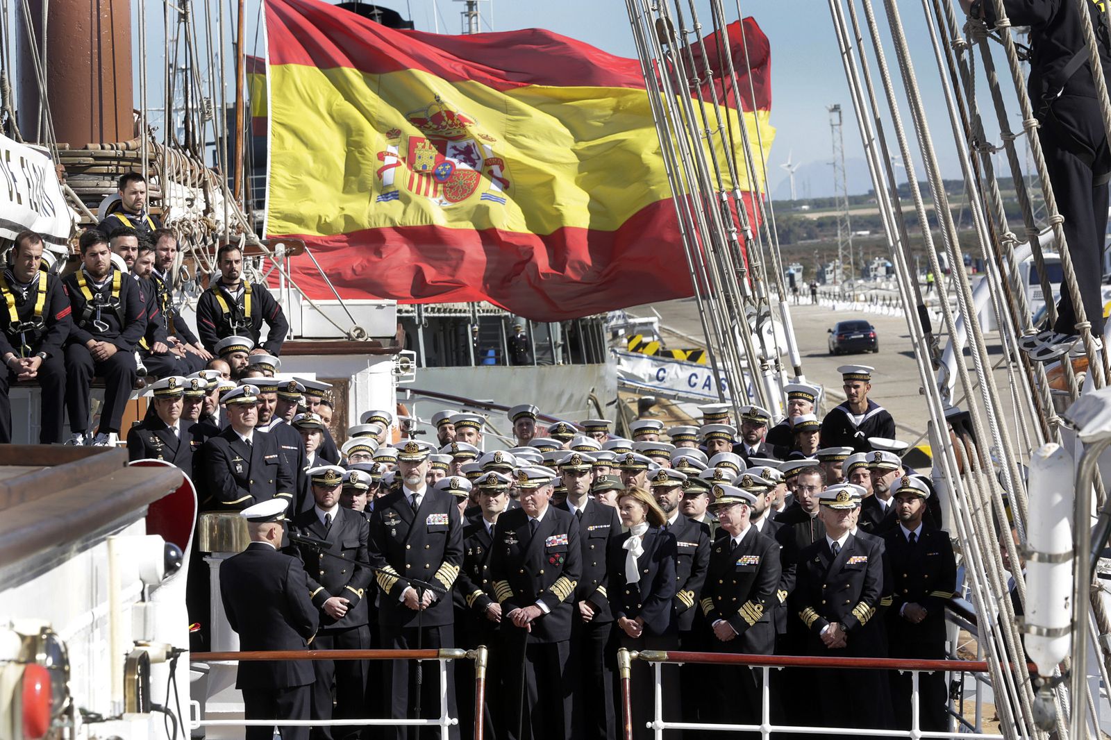 El Rey y el rey emérito en el 'Elcano' en La Carraca en 2018, por su 90 aniversario.
