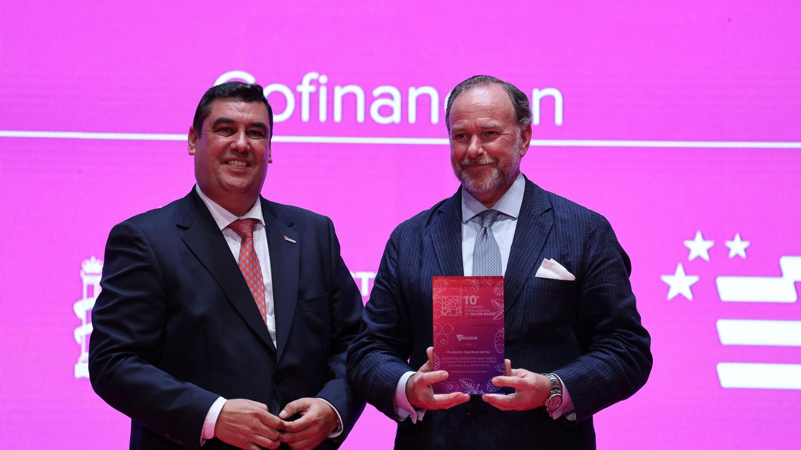 Francisco Gómez junto a Jose Luis García-Palacios al entregarle una distinción por el apoyo durante diez años de congreso. Francisco Gómez junto a Jose Luis García-Palacios al entregarle una distinción por el apoyo durante diez años de congreso.
