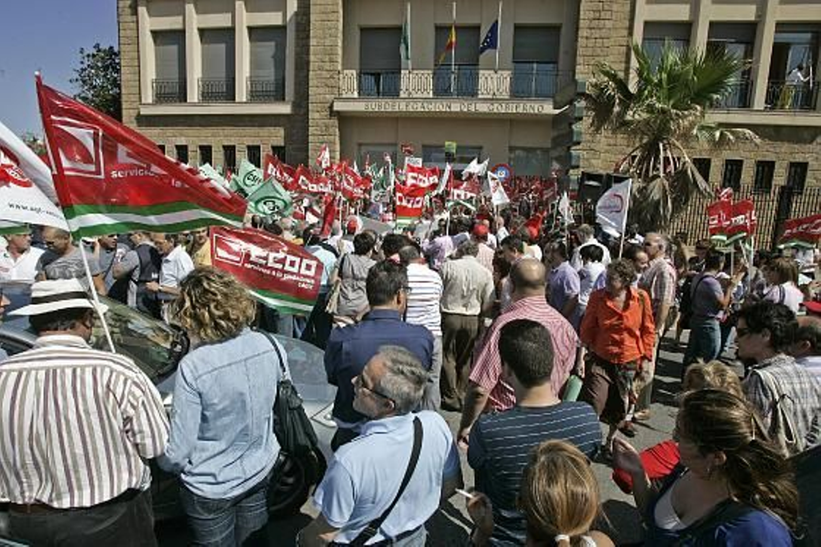 Unos 600 funcionarios se concentraron hoy como protesta por el plan de recortes del Gobierno. 

Foto: Jesus Marin