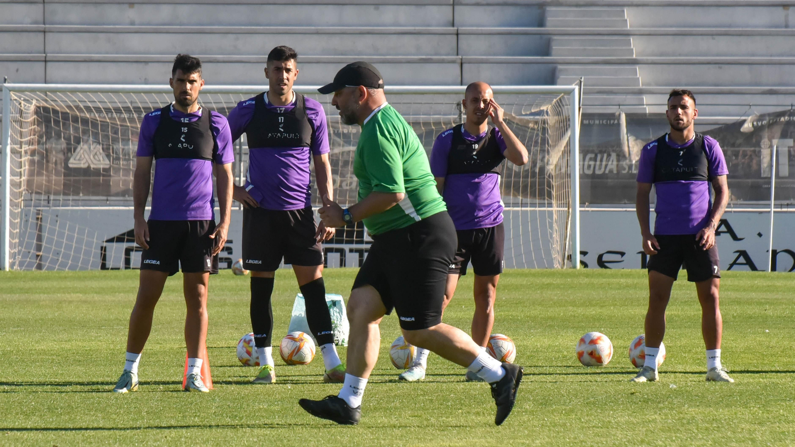 Fotos del primer entrenamiento de Víctor Basadre nuevo entrenador de la Balona