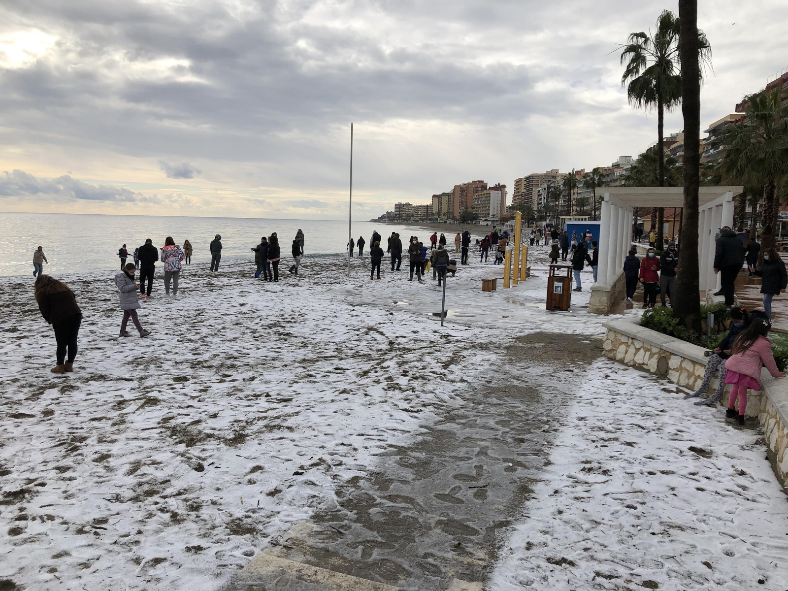 Granizo en la playa de Fuengirola.