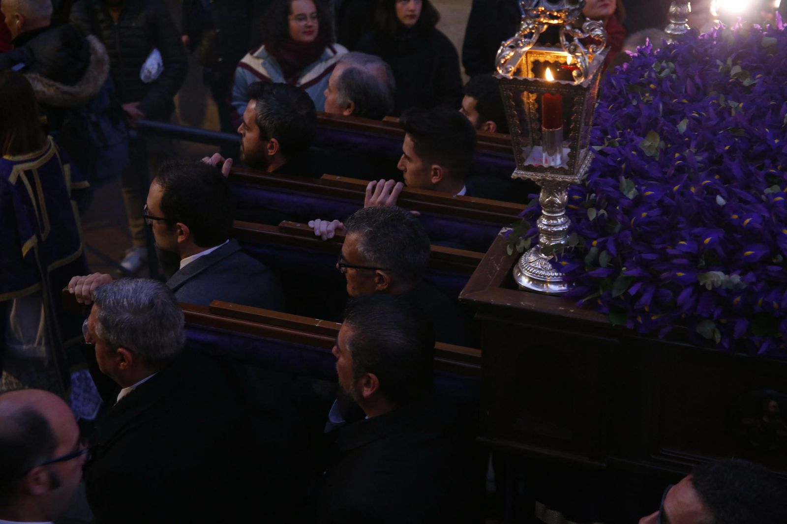 El vía crucis oficial de las cofradías de Granada, en imágenes