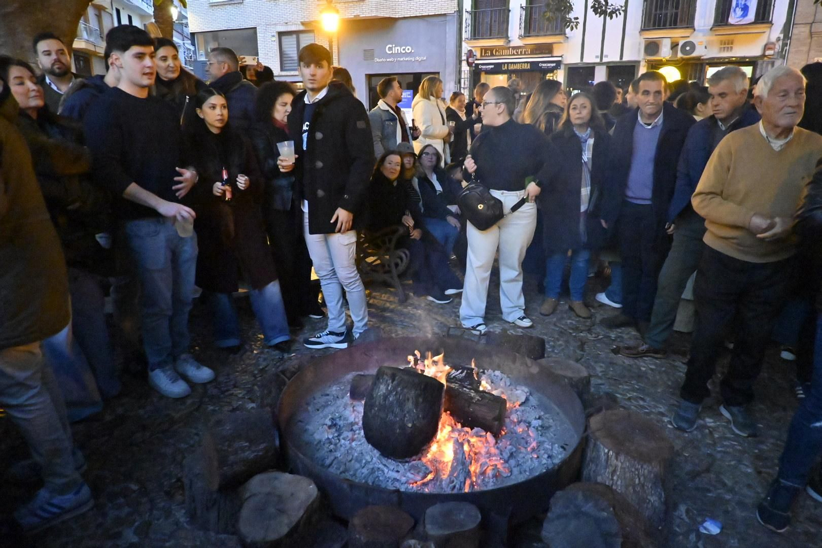 Las imágenes de la Zambomba de la Hermandad de la Esperanza en la Plaza Niña