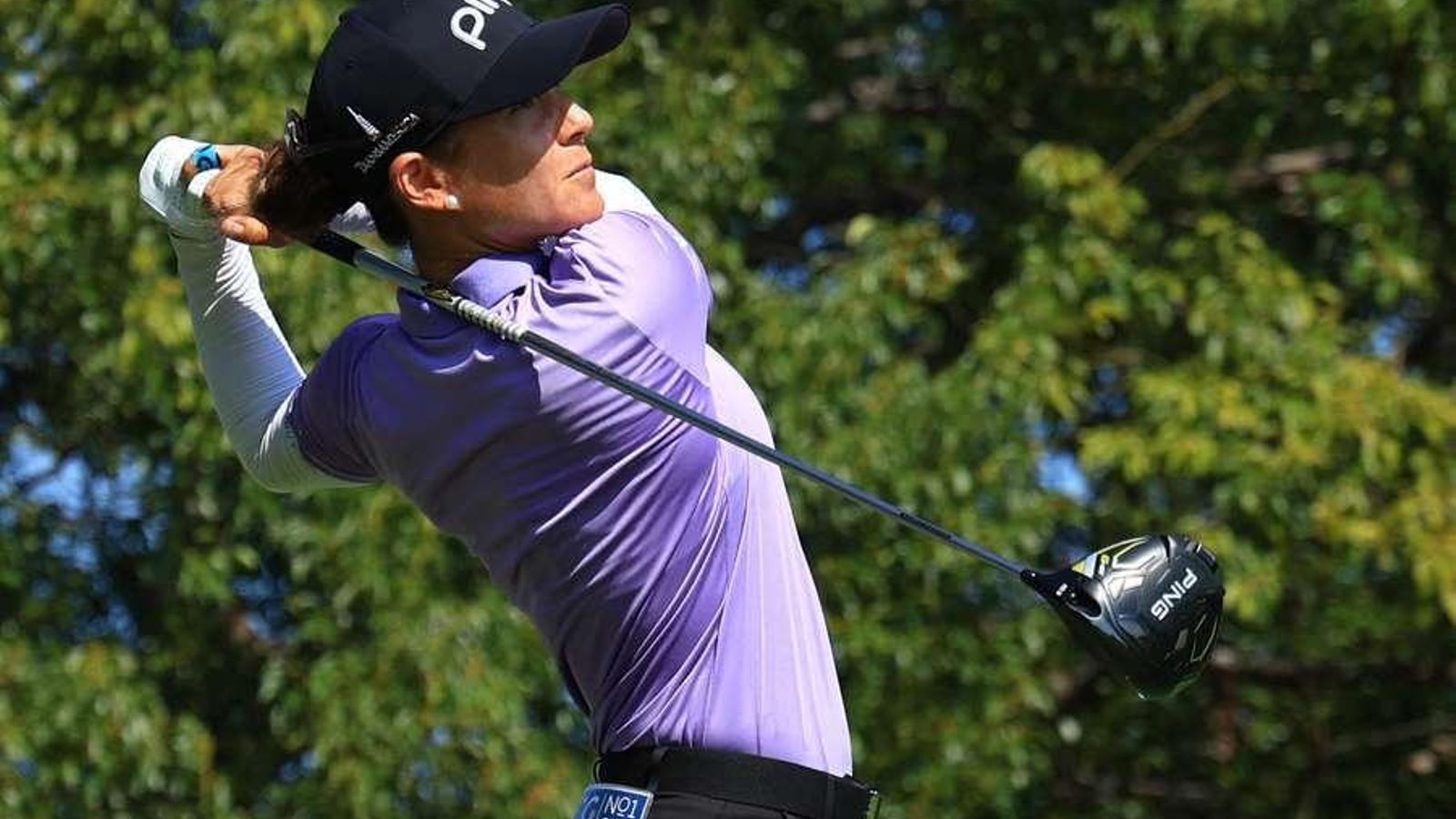 Azahara Muñoz golpea con el drive.