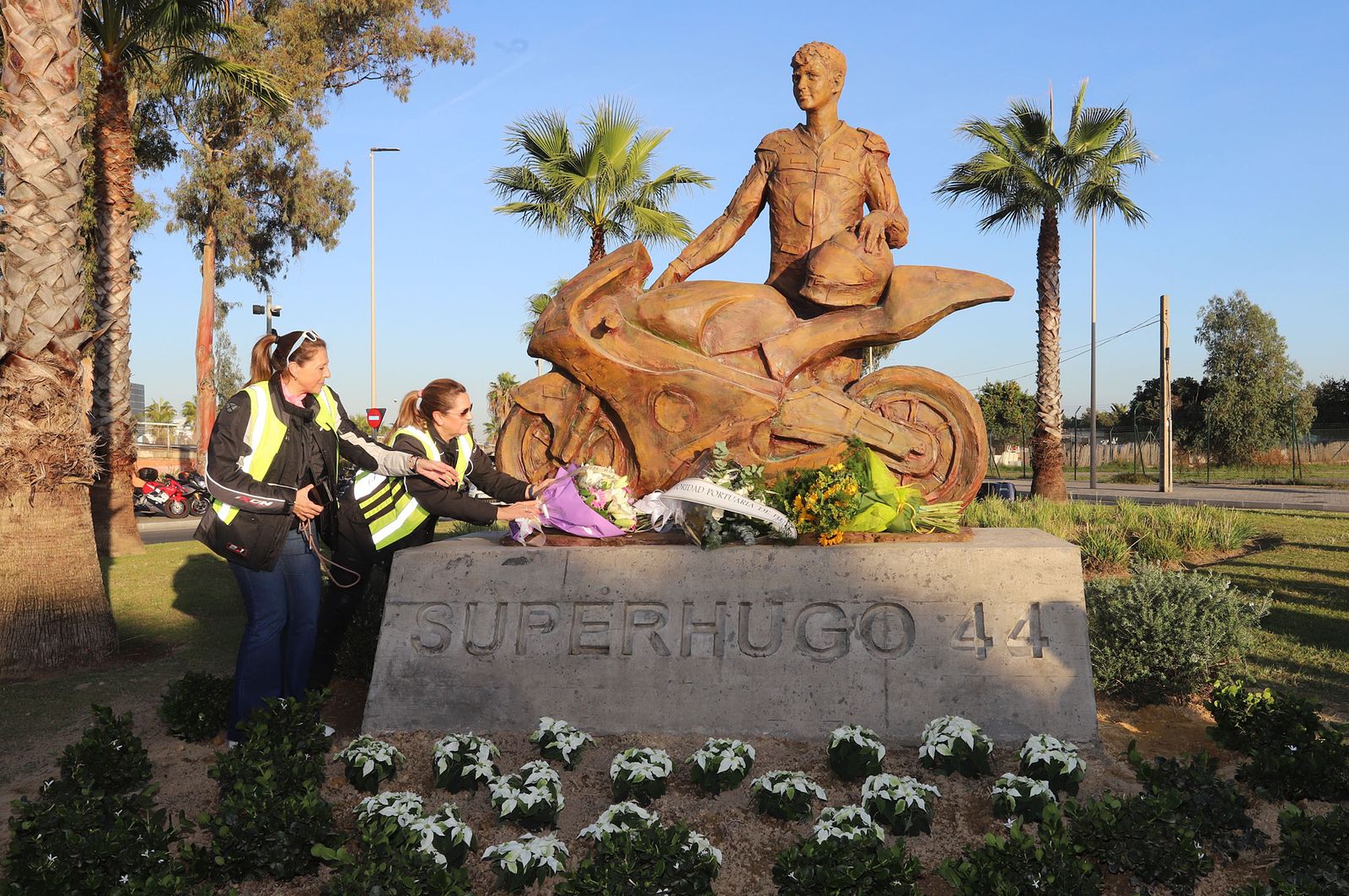 Imágenes del monumento a Súper Hugo en la rotonda frente al Nuevo Colombino