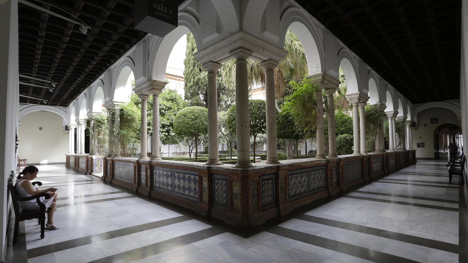 Uno de los claustros del antiguo convento Casa Grande la Merced que hoy acoge el museo.