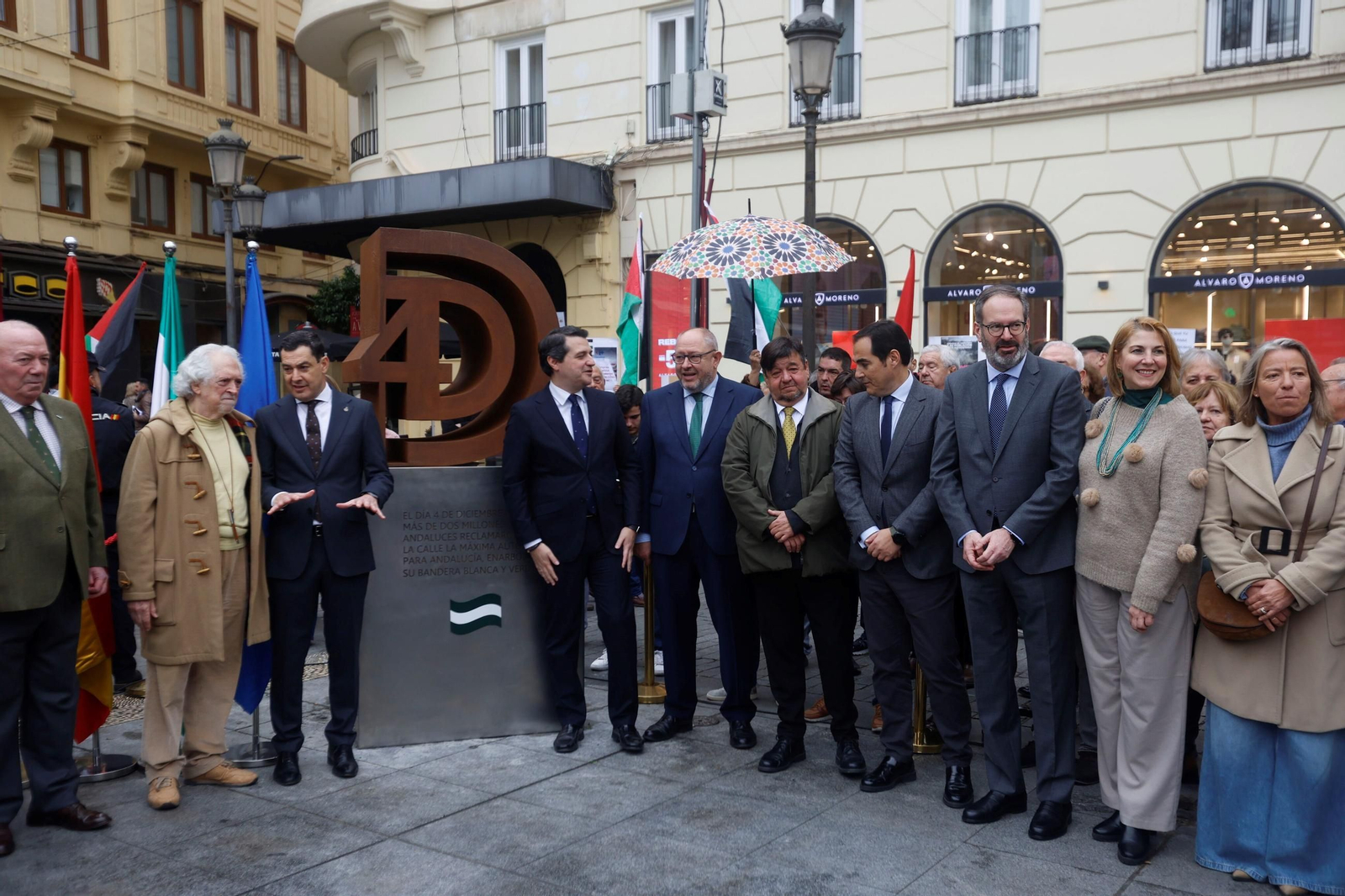 Juanma Moreno inaugura el monumento homenaje al Día de la Bandera de Andalucía en Córdoba, en imágenes