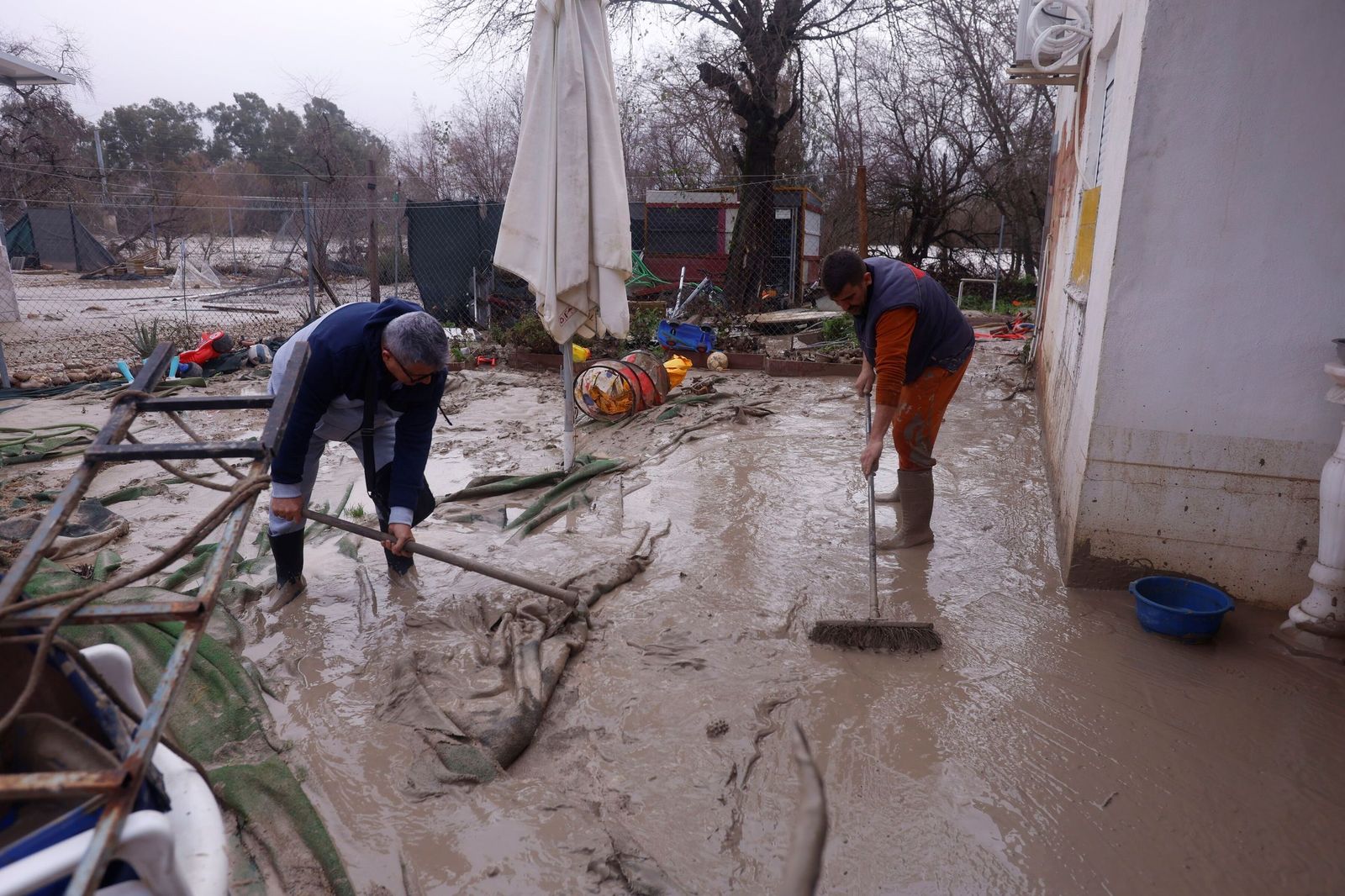 Limpieza en las parcelas de Córdoba tras el tren de tormentas