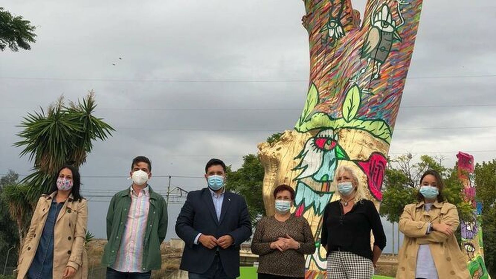 Presentación del grafiti del artista Daniel Prieto en dos árboles secos en Lora del Río.