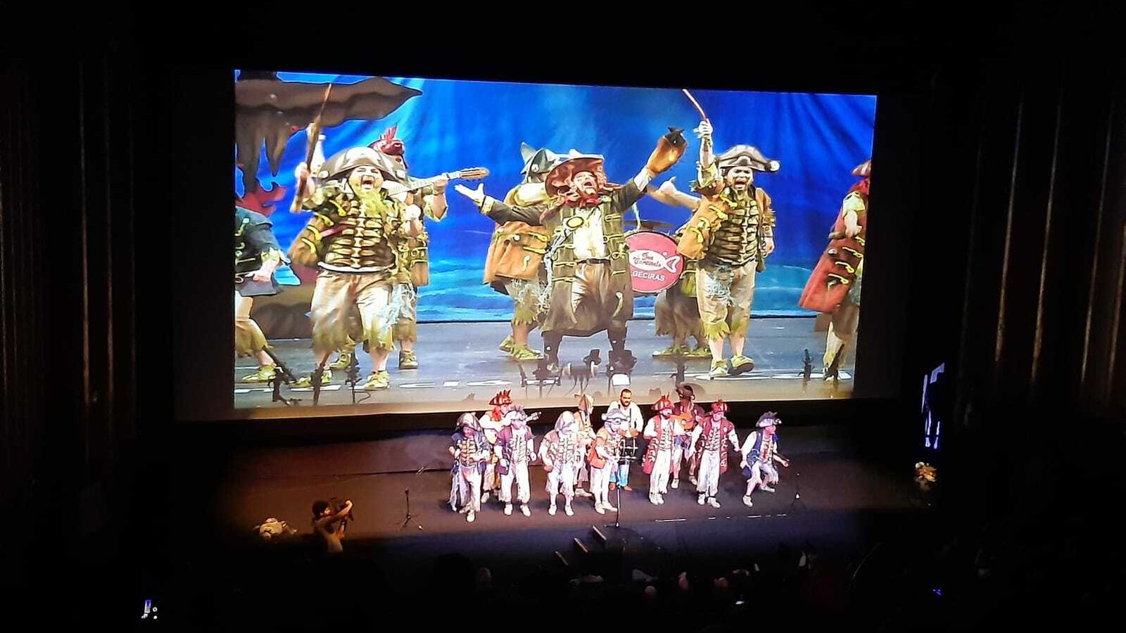 ‘La maldición de la lapa negra’, con la imagen detrás de Manolo Santander.