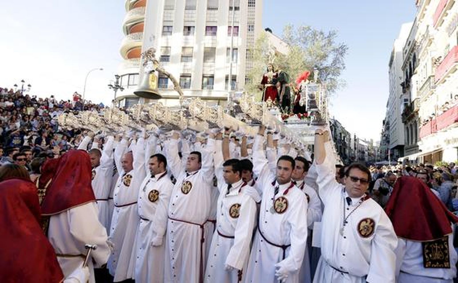 El Prendimiento, levantado a pulso, en la Tribuna de los Pobres.

Foto: Marilu Báez / L. M. Gómez Pozo