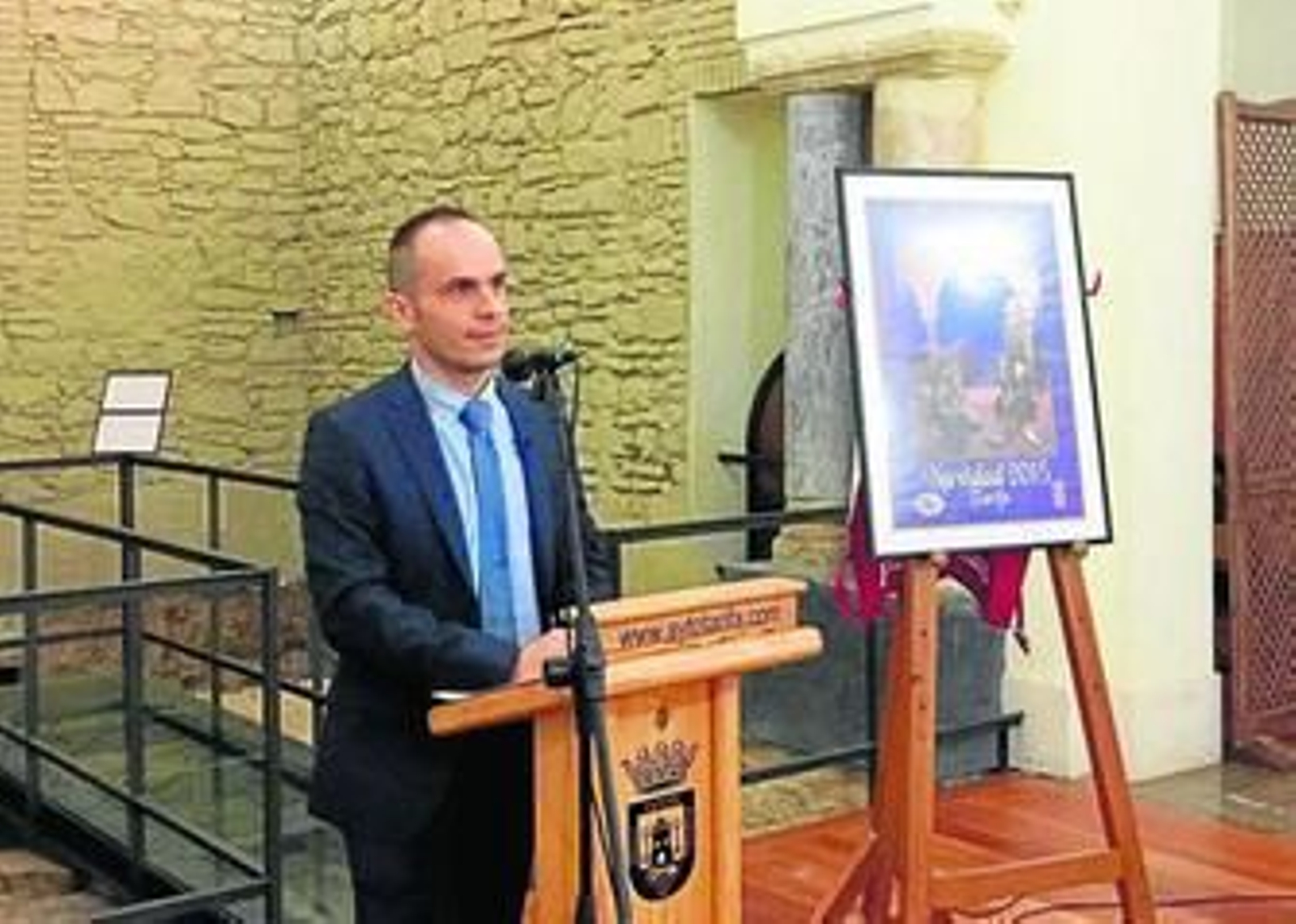 El pregonero, José Manuel Ulloa, junto al cartel que anuncia la Navidad tarifeña.