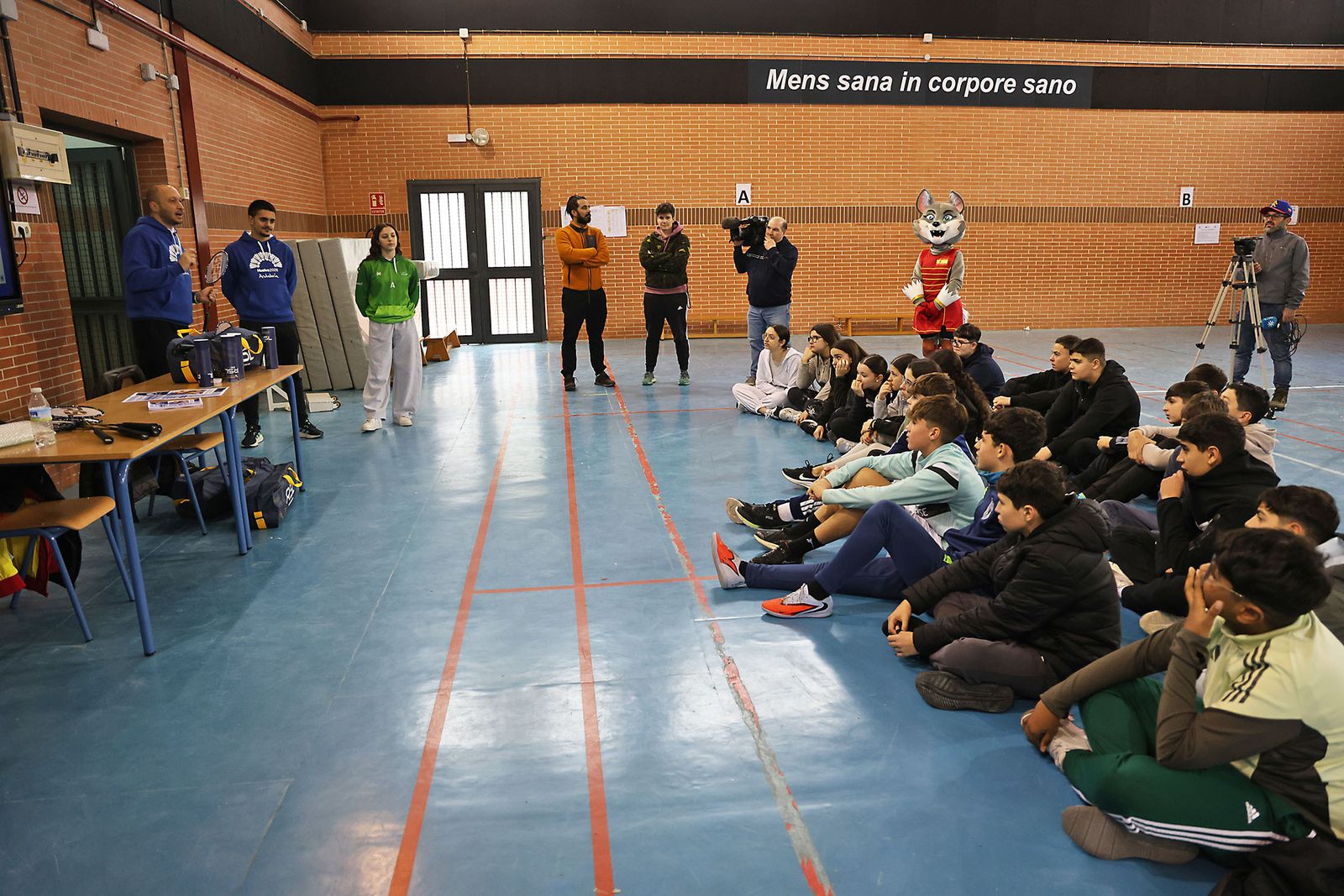 Exhibición práctica con alumnos y alumnas para promocionar el Campeonato de Europa de Bádminton en Huelva