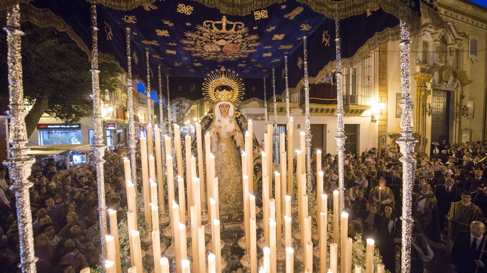 La Virgen de Montserrat, en su mayestático paso de palio, la tarde del Viernes Santo.