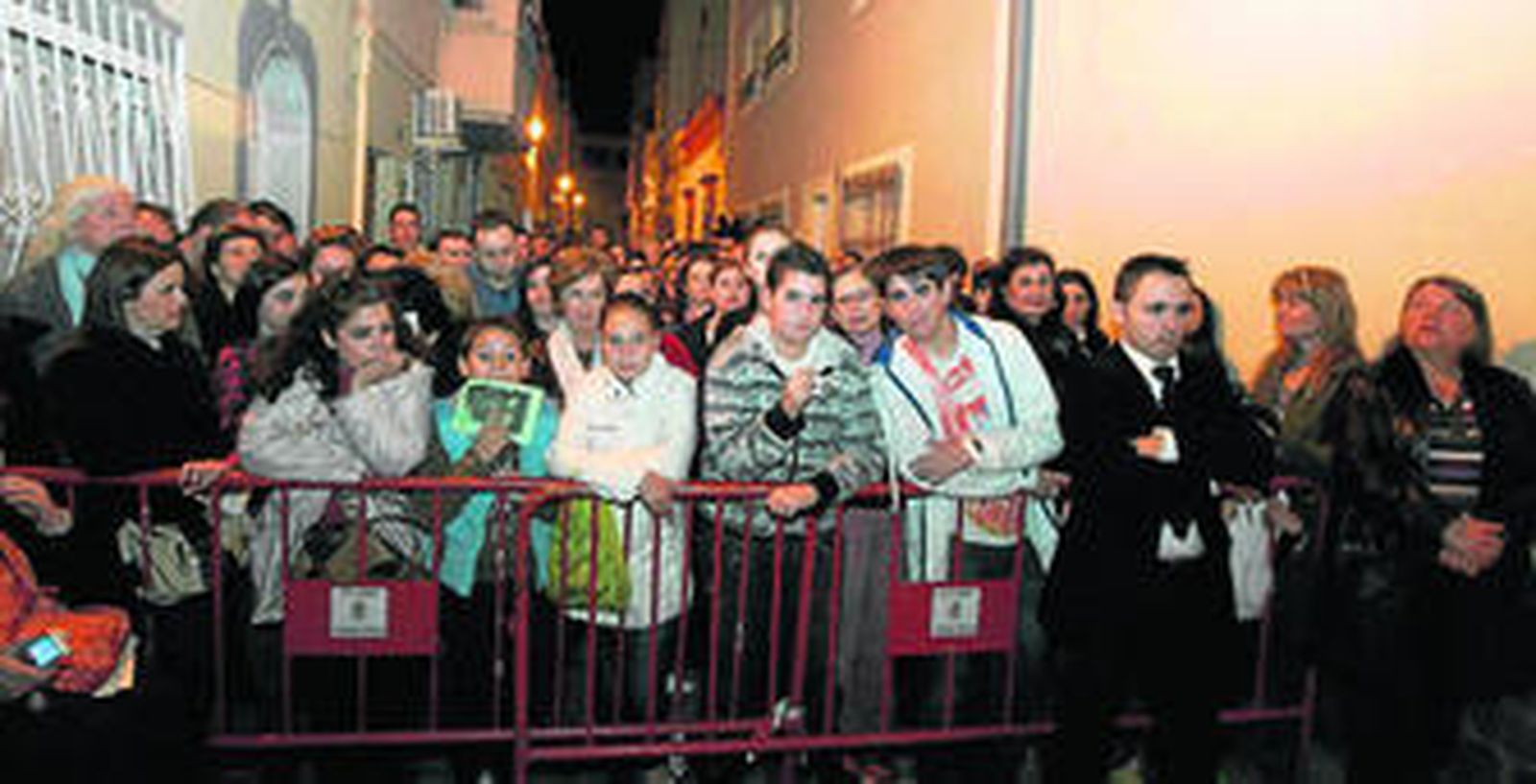 Un buen número de almerienses espera la salida del Cristo del Perdón.