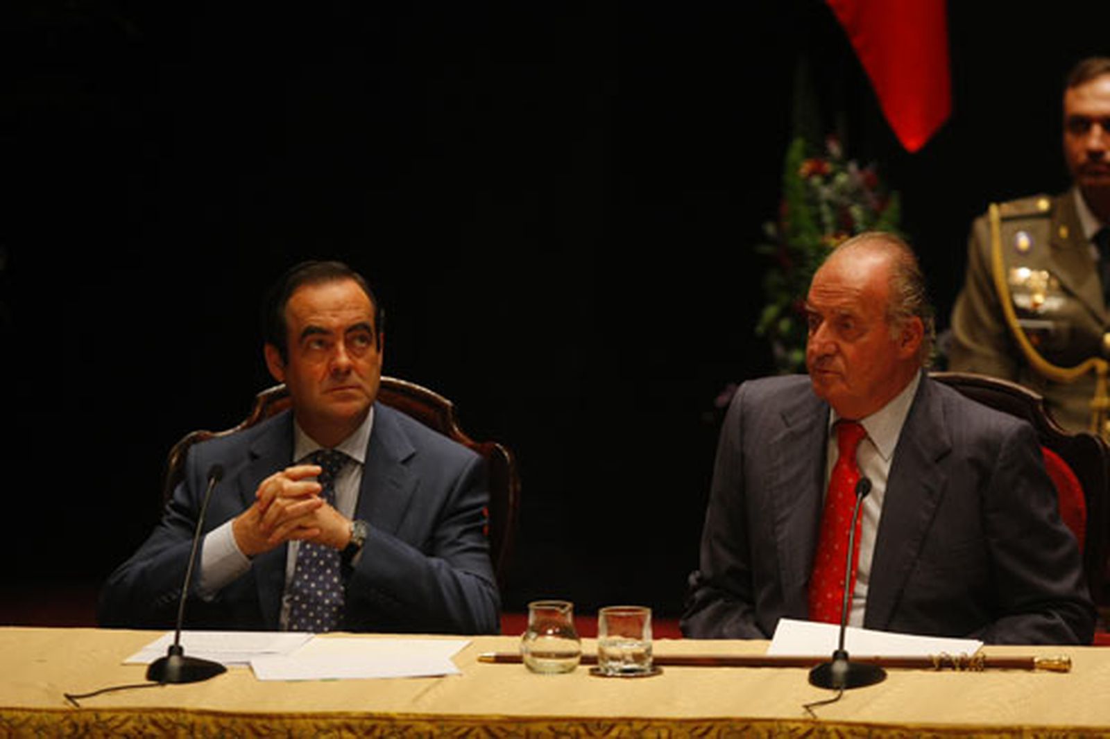 José Bono y el Rey Don Juan Carlos, durante la intervención de Javier Rojo.

Foto: Julio Gonzalez