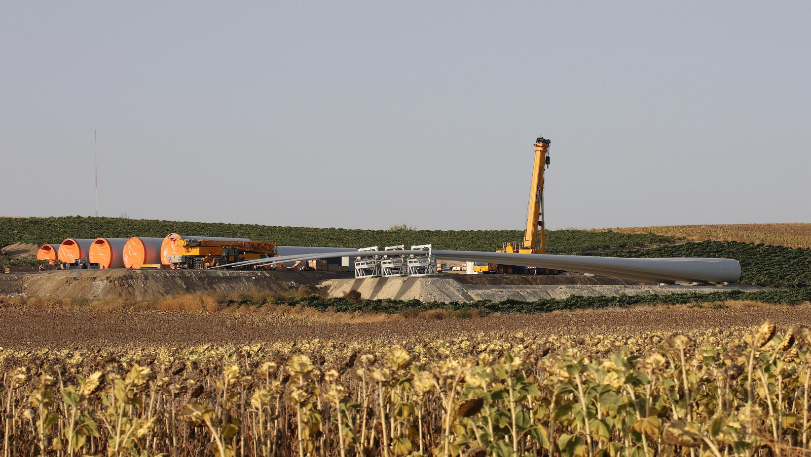 Piezas del mástil y palas de uno de los aerogeneradores de más de 200 metros de altura del parque eólico El Barroso. Piezas del mástil y palas de uno de los aerogeneradores de más de 200 metros de altura del parque eólico El Barroso.
