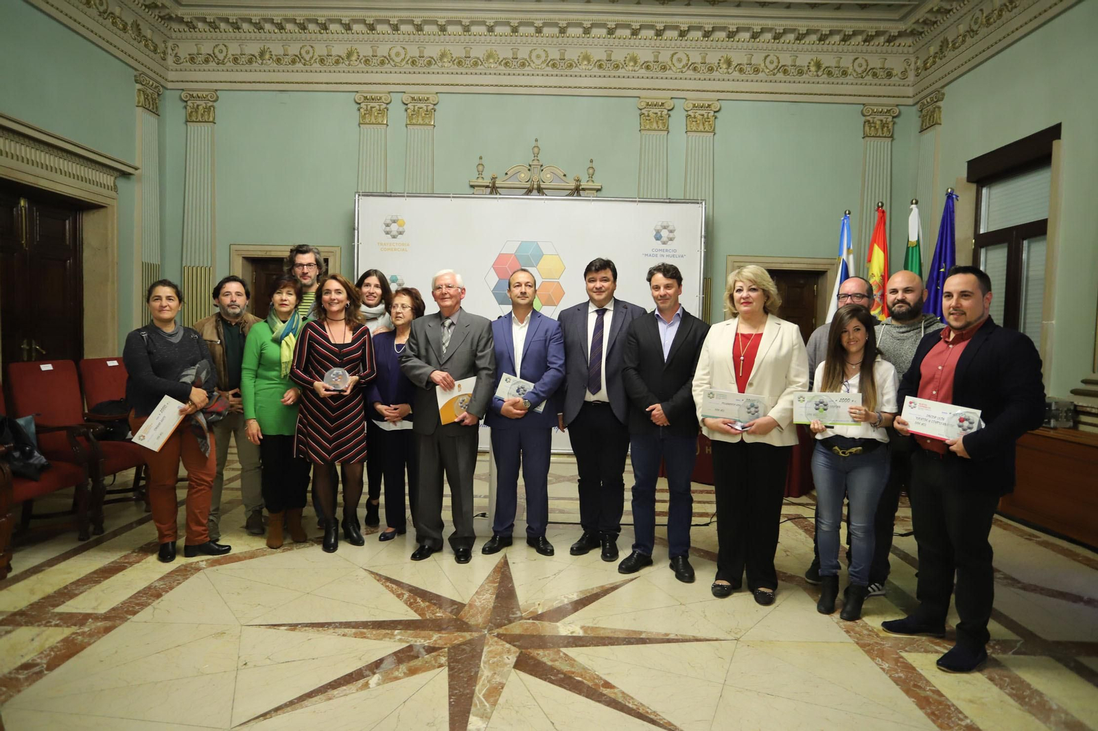 Foto de familia de los premiados.