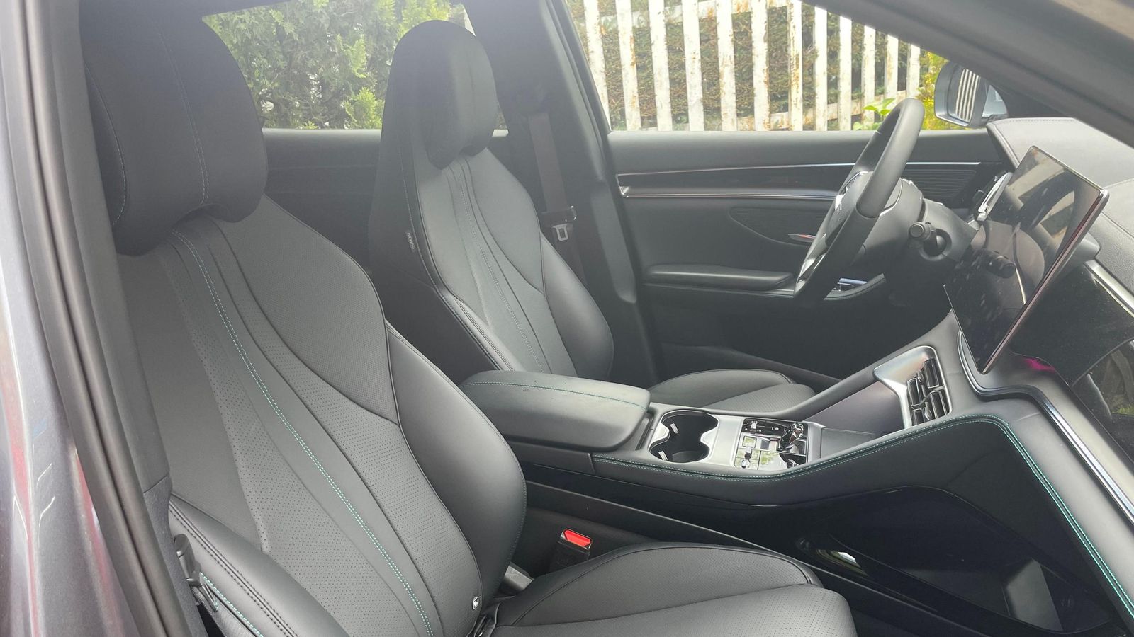 Los asientos delanteros están bien dotados de tamaño, mullido o funciones. Quizá pediríamos unos reposacabezas regulables para redondear el confort.