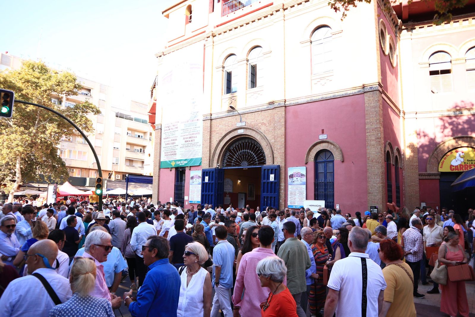 Imágenes de ambiente en el cuarto día de toros en Huelva