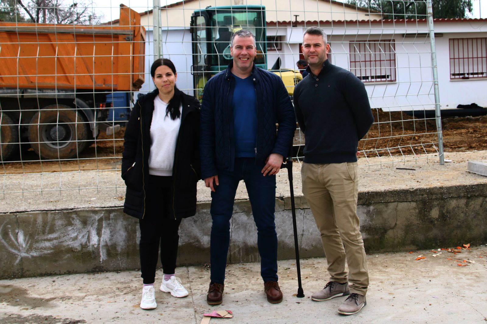 El alcalde de La Carlota, en el centro, durante su visita a las obras.